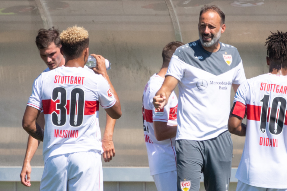 VfB-Cheftrainer Pellegrino Matarazzo (42, 2.v.r.) spricht mit seinen Spielern.