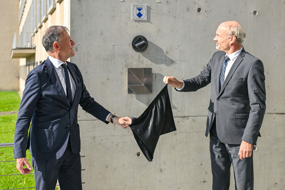 Landtagspräsident Matthias Rößler (68, l.) und Landeskonservator Alf Furkert (58) enthüllten die Denkmal-Plakette.