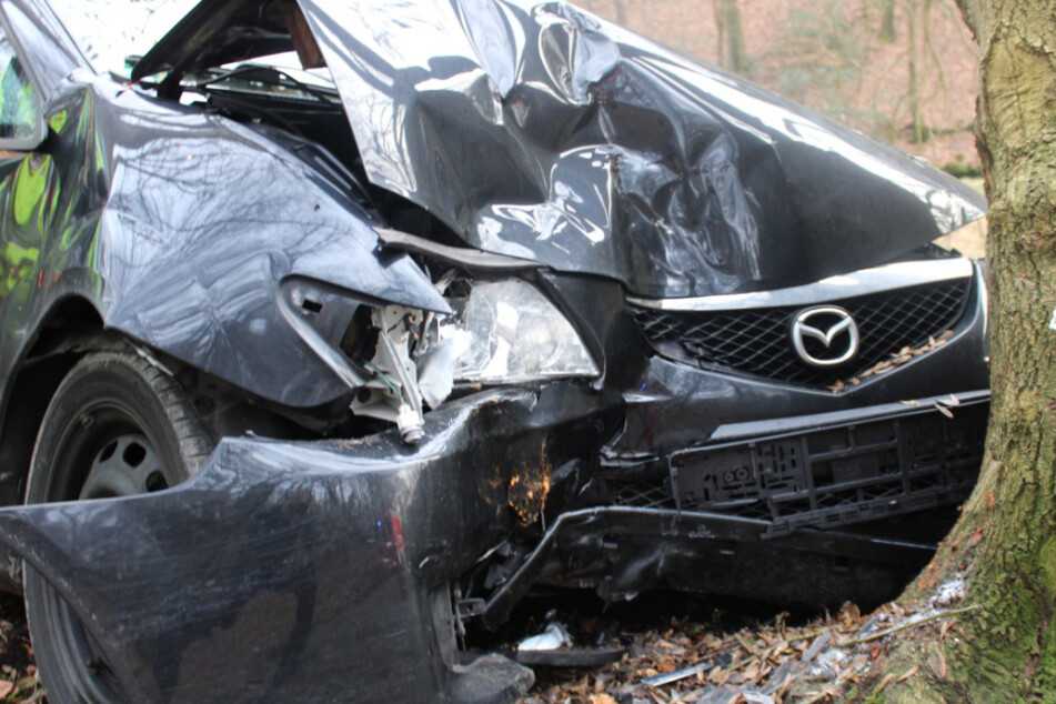 Der schwarze Mazda wurde durch den Frontalaufprall im Bereich der Motorhaube komplett zerstört.