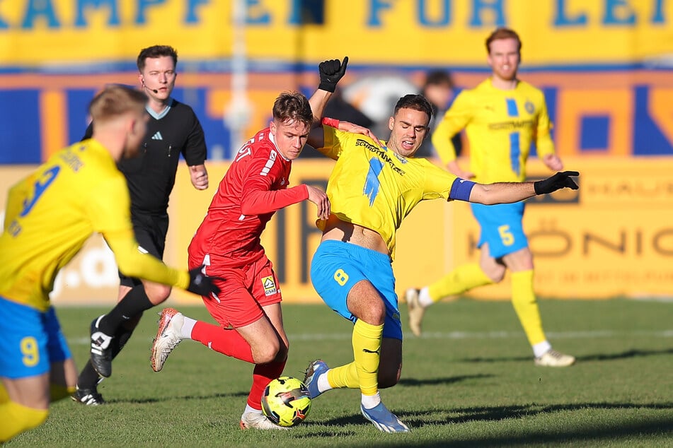 Im ersten Durchgang war es ein Spiel auf Augenhöhe zwischen dem 1. FC Lokomotive Leipzig und Rot-Weiß Erfurt.