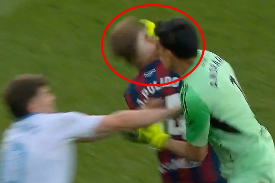 In dieser Szene faustet Torhüter Esteban Andrada (35) Gegenspieler Jorge Pulido (35) einfach um.