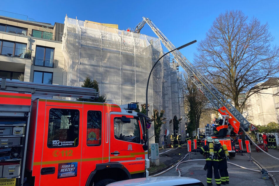 Die Feuerwehr war am heutigen Donnerstag in der Hamburger Innenstadt im Einsatz. Bei einem Brand wurde eine Person verletzt.