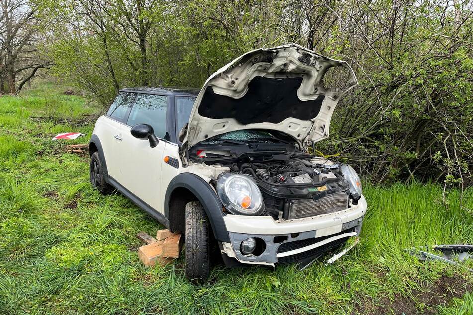 Der Fahrer wurde bei dem Unfall leicht verletzt.