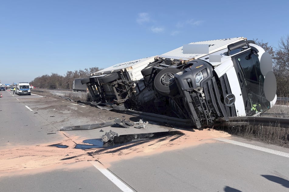 Der Lastwagen beschädigte die Mittelleitplanke stark.