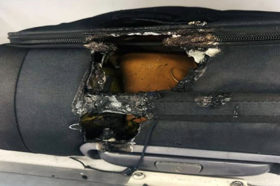 Die E-Zigarette setzte das Handgepäck in Brand und hinterließ ein großes Loch.