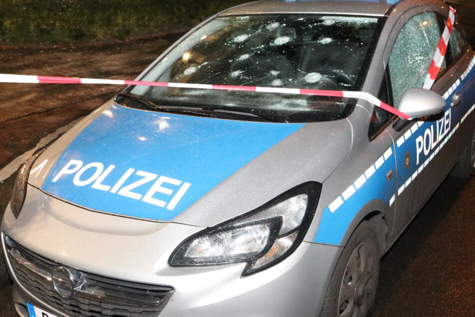 Zunächst wurde ein Dienstwagen stark beschädigt.