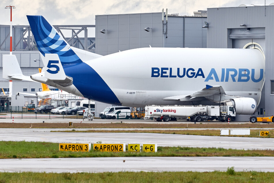 Ein Airbus Beluga Frachtflugzeug steht an einer Abfertigungshalle auf dem Gelände von Airbus in Hamburg-Finkenwerder.