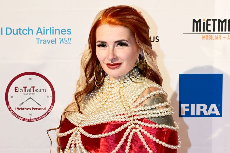 Influencerin Lyn Künstner (33) liebt ausgefallene Kleider. Den Traum in Rot trug sie zur Hope-Gala 2024.