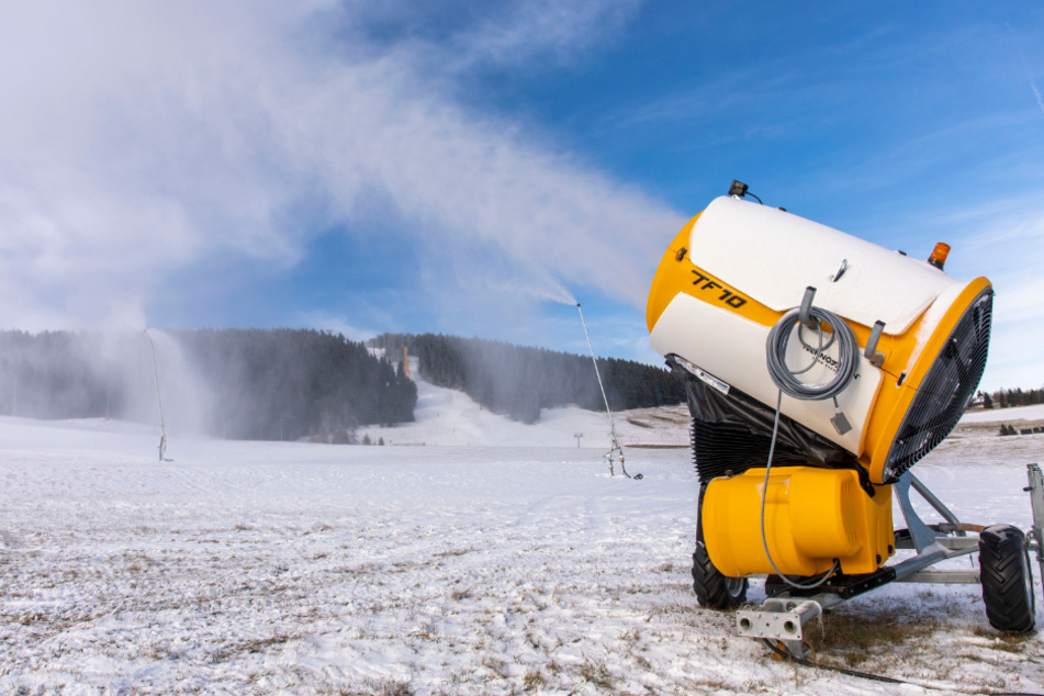 Für manche die Lösung, für manche ein Umweltfrevel: Schneekanonen wie hier am Fichtelberg sollen den ehemaligen Skiorten die Zukunft sichern.