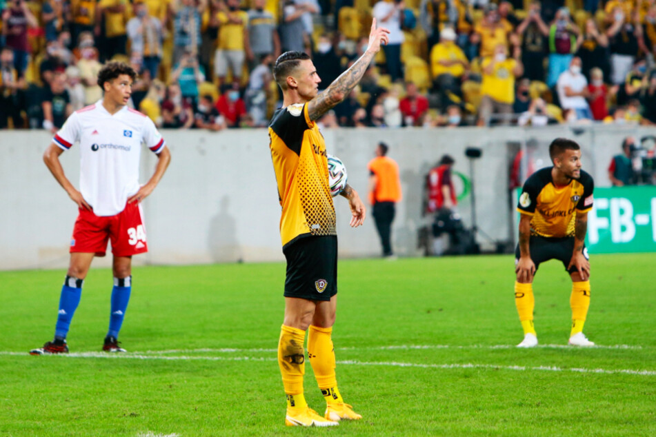 "Pana" Vlachodimos zeigt es an: "Ich habe schon den Ball". Schießen durfte er den Elfer nicht, seine Auswechslung war bereits angezeigt.