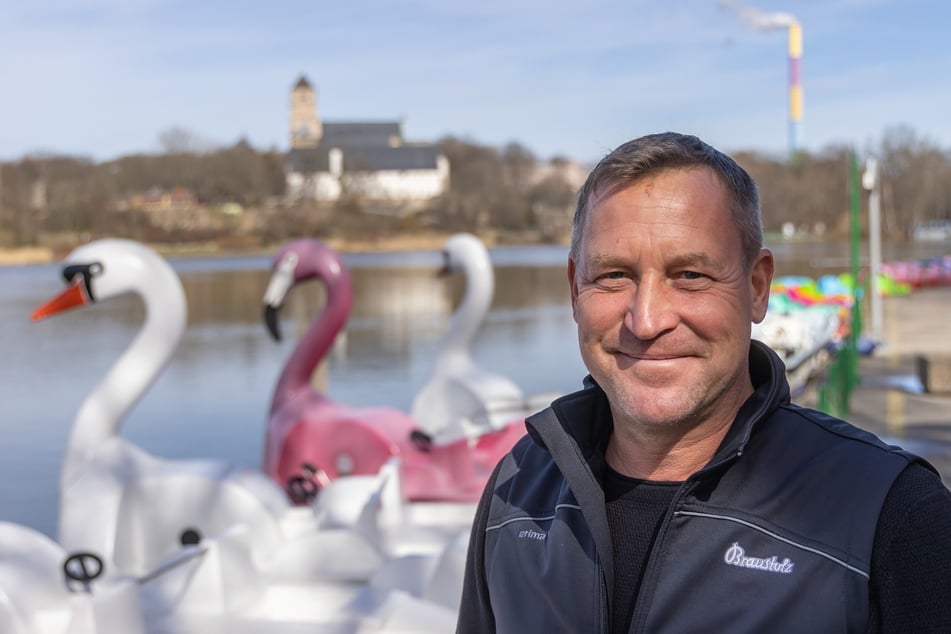 Falko Hirsch (51) scheiterte beim Versuch, Müll aus dem Teich zu bergen.