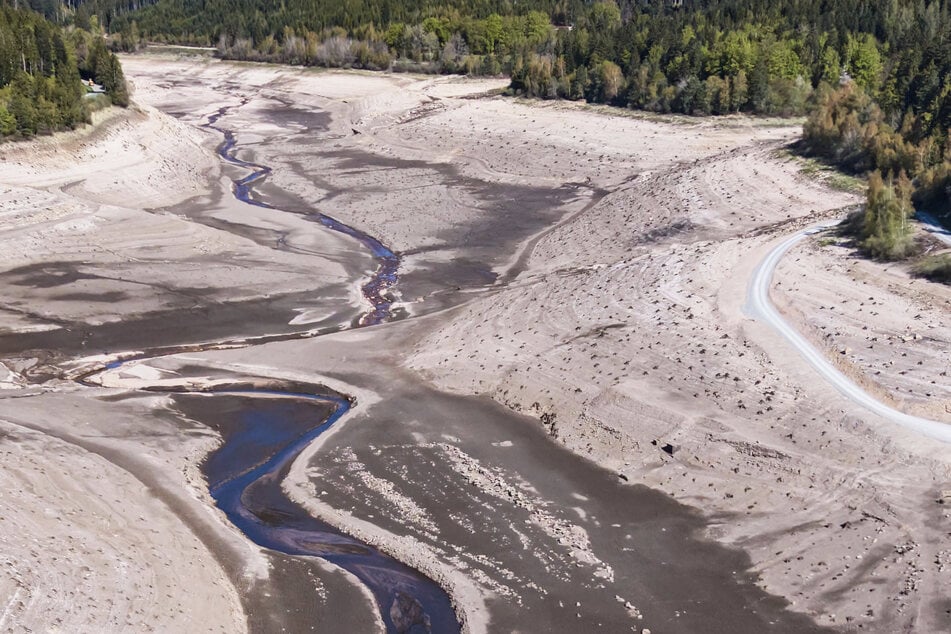 Die Schwarzenbach-Talsperre wird aktuell vollständig entleert, damit unter anderem an der Staumauer gearbeitet werden.
