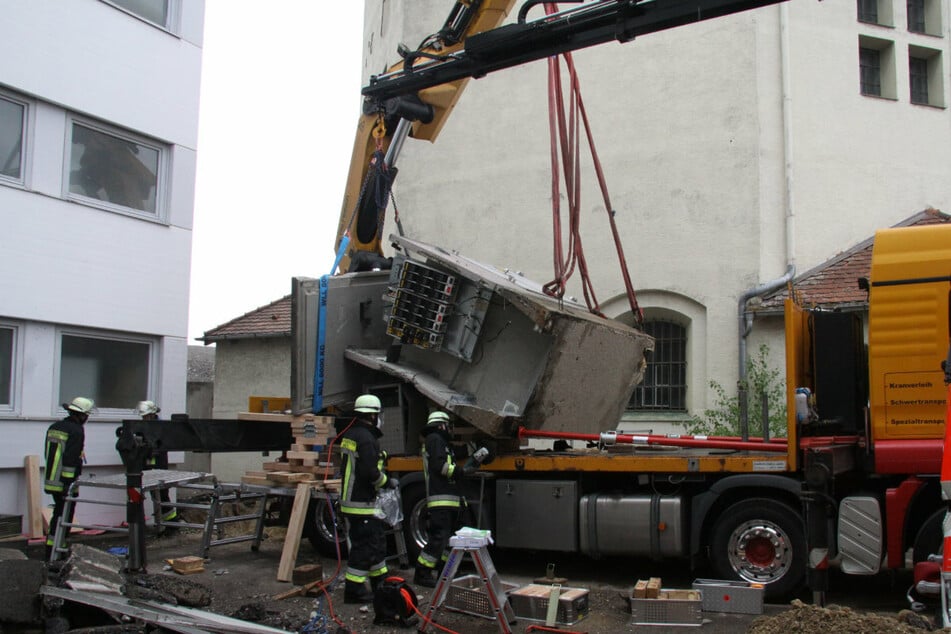 Das tonnenschwere Trafohäuschen begrub den Kranführer unter sich. Er konnte von der Feuerwehr nur noch tot geborgen werden.