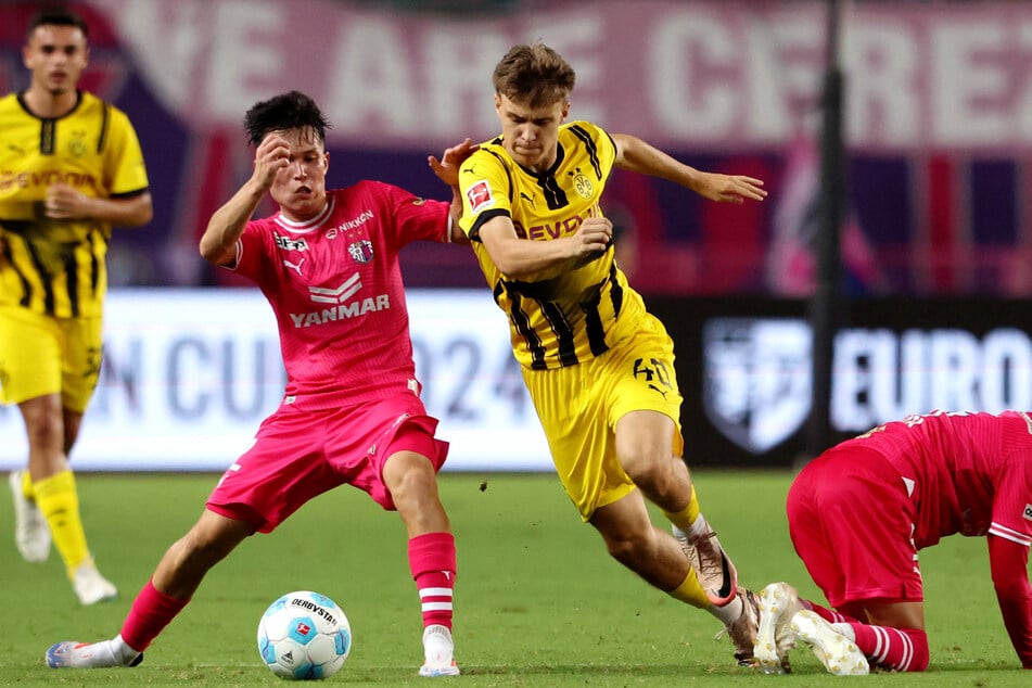 Julian Hettwer (21), hier im Testspiel mit den BVB-Profis gegen Cerezo Osaka im Juli 2024, sorgt aktuell in der 3. Liga für Furore.