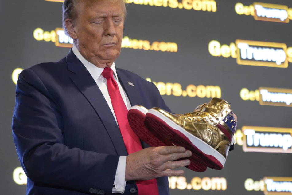Die goldenen "NEVER SURRENDER HIGH-TOP SNEAKER" von Donald Trump (77) waren ruckzuck ausverkauft.