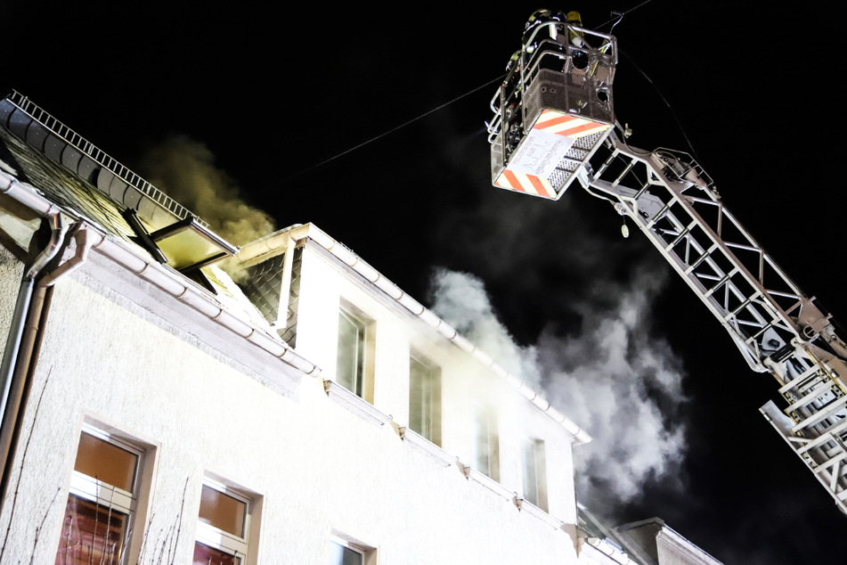Starker Rauch stieg aus einer Dachgeschosswohnung in Aue-Bad Schlema.