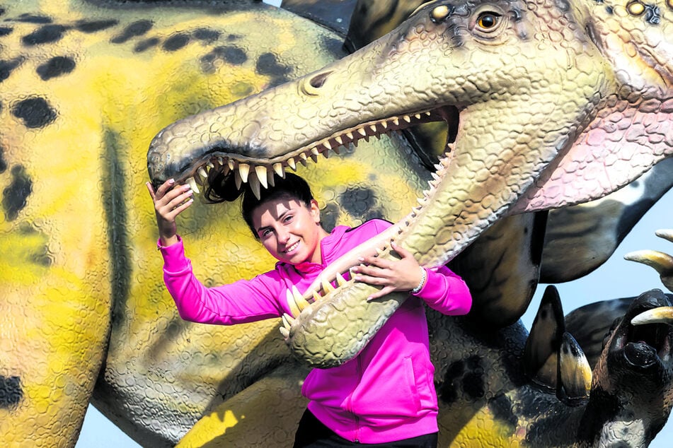 Grooahhhr! Ashanti Freiwald (18) probiert schon mal aus, ob ihr Kopf in ein Spinosaurus-Maul passt.