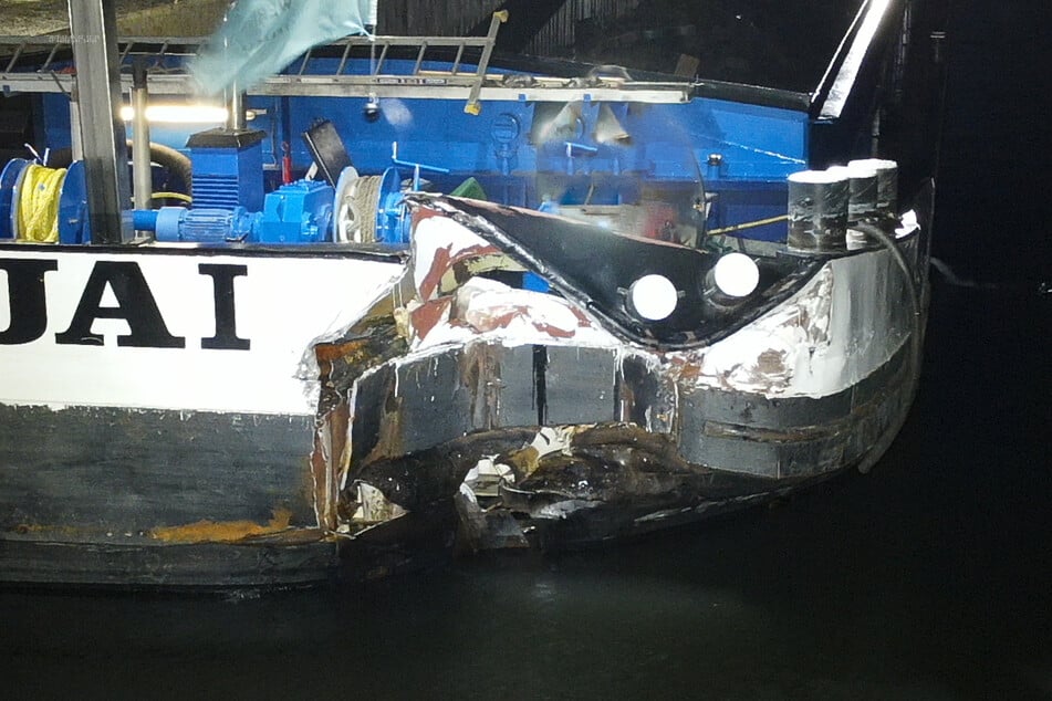 Das Schiff wurde infolge der Kollision schwer beschädigt und drohte zu kentern.
