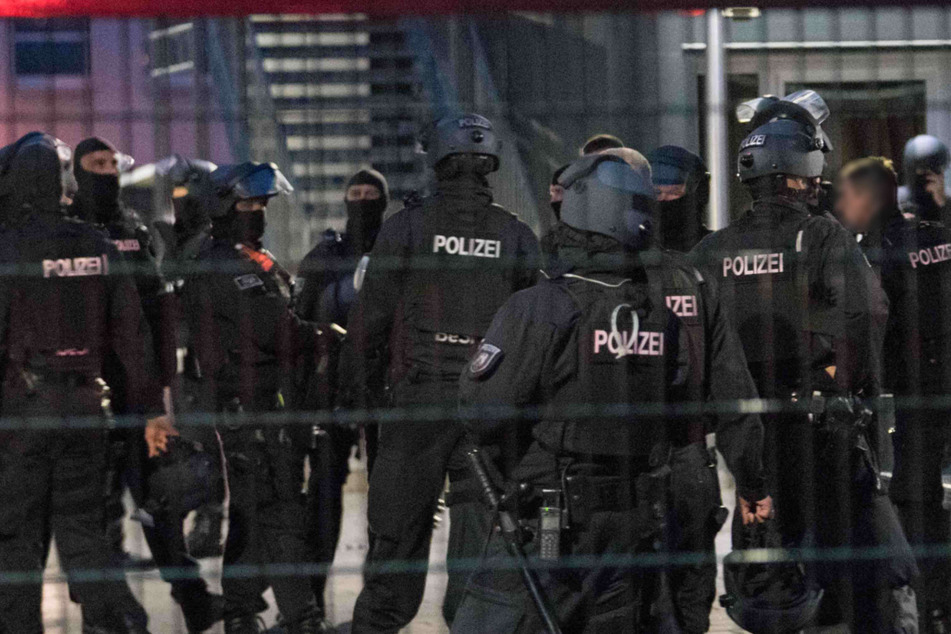 Nach tödlicher Attacke auf 37-Jährigen: Razzia in Köln, Polizei bricht in falsche Wohnung ein