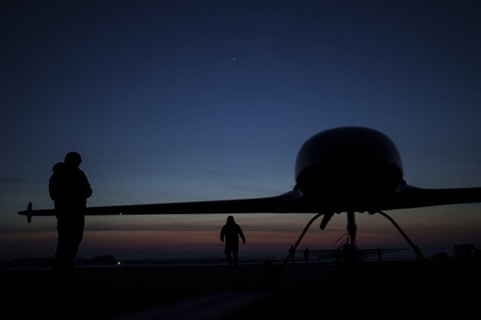 Ukrainische Drohnen haben in der Nacht zu Sonntag ein Öllager im Süden Russlands ins Visier genommen.