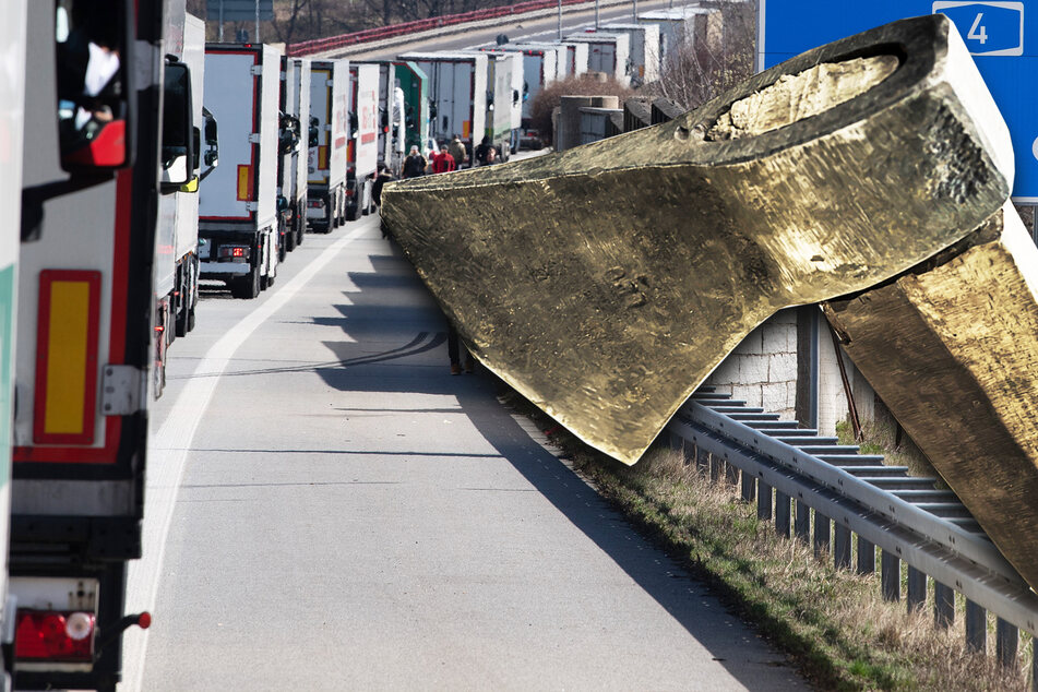 Typ fährt am Autobahn-Stau vorbei: Als er gestoppt wird, zückt er eine Axt!