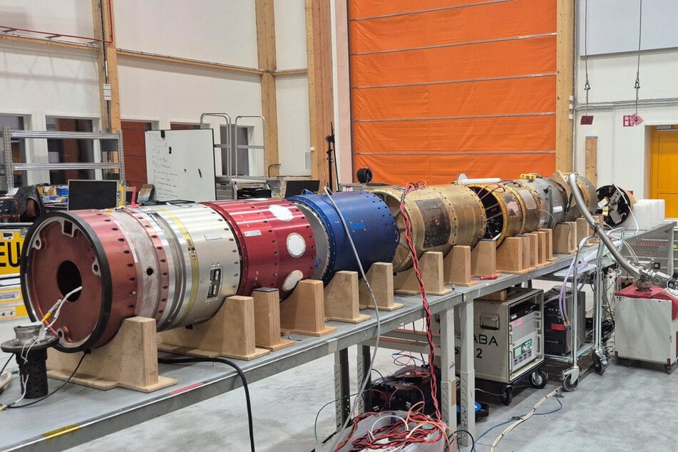In den Tagen vor dem Raketenstart integrieren die Forscherinnen und Forscher die verschiedenen Experimente in die Module. Diese werden dann miteinander verbunden. So wuchs Schritt für Schritt die Nutzlast zusammen, die an der Spitze der Rakete saß.