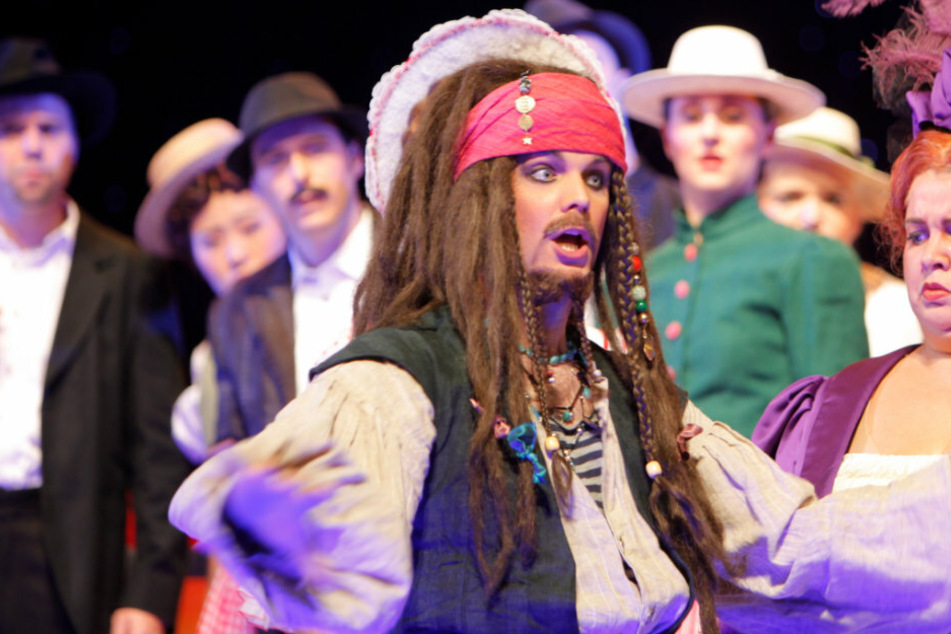 Doch er kann auch ganz anders: Auch als verwegener Seeräuber Jack Sparrow macht Andreas Sauerzapf einen gute Figur.