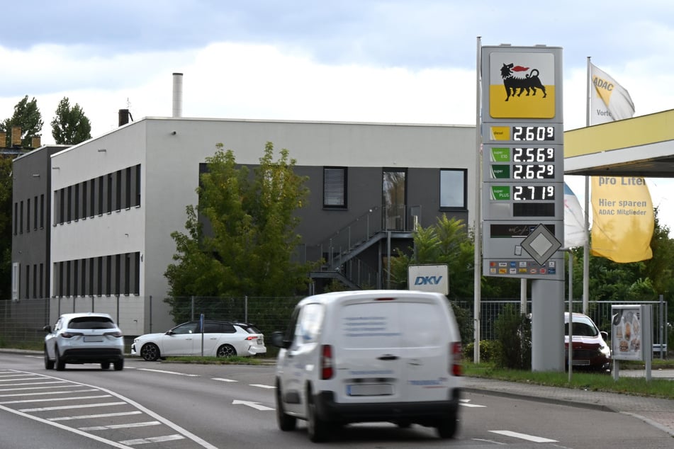 Kurz nach 12 Uhr unterscheiden sich die Spritpreise an den Leipziger Tankstellen zum Teil gewaltig.