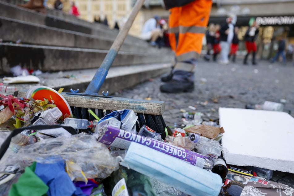 Die Stadt Köln hatte zum Karnevalsauftakt am 11.11. in den vergangenen Jahren immer wieder mit Müllbergen zu kämpfen. (Archivbild)