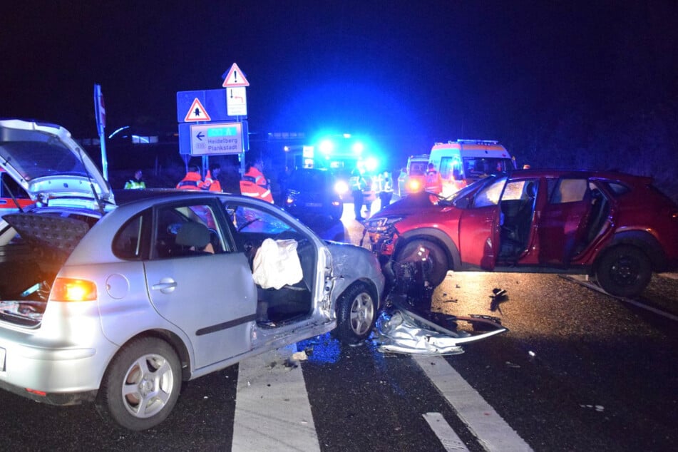 Polizei und Rettungskräfte helfen am Unfallort.