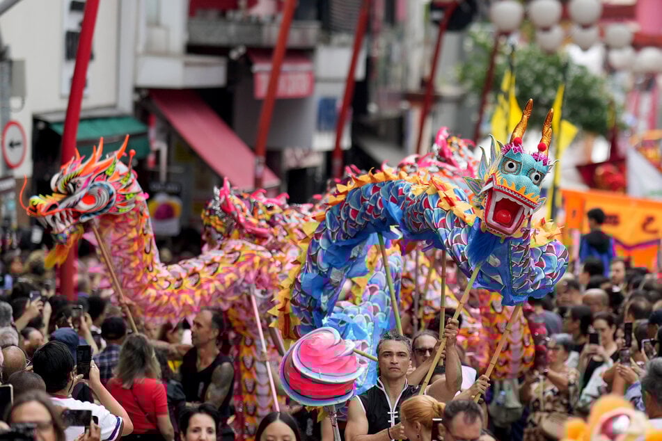 Menschen führen einen traditionellen Drachentanz auf, um das chinesische Neujahrsfest zu feiern.