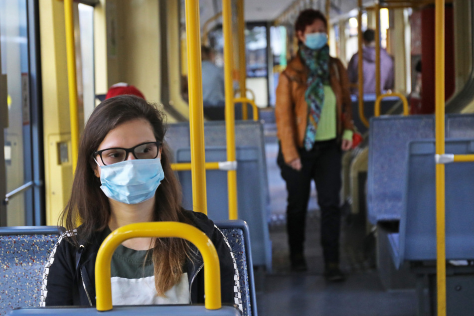 Wer keine Maske trägt, muss in Mecklenburg-Vorpommern mehr Strafe zahlen. (Symbolbild)