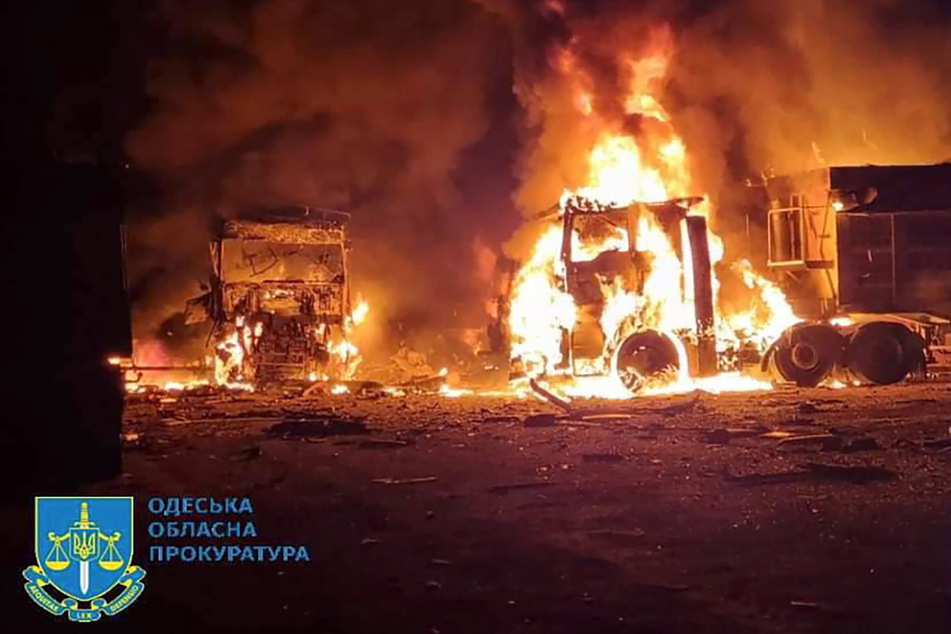 Erneut kam es zu russischen Drohnenangriffen in Odessa. Das Foto vom 13. September 2023 zeigt brennende Laster nach Attacken in der südukrainischen Stadt.