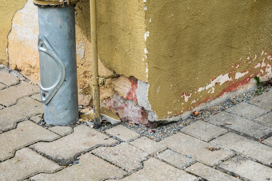 Der Zahn der Zeit ist unübersehbar: Risse am Gerätehaus in Stelzendorf könnten laut Brandschutzbedarfsplan sogar dessen Standsicherheit beeinträchtigen.