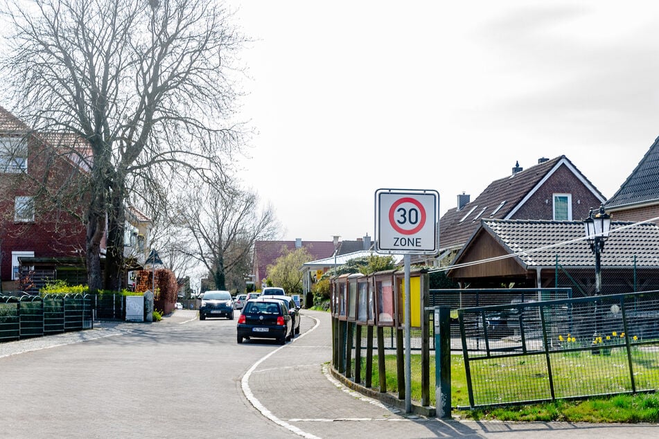 In Krummesse gelten zwei verschiedene Corona-Regelwerke, weil eine Kreisgrenze sie zerschneidet und sie unregelmässig zu dem Kreis Herzogtum Lauenburg oder zur Stadt Lübeck zuordnet.