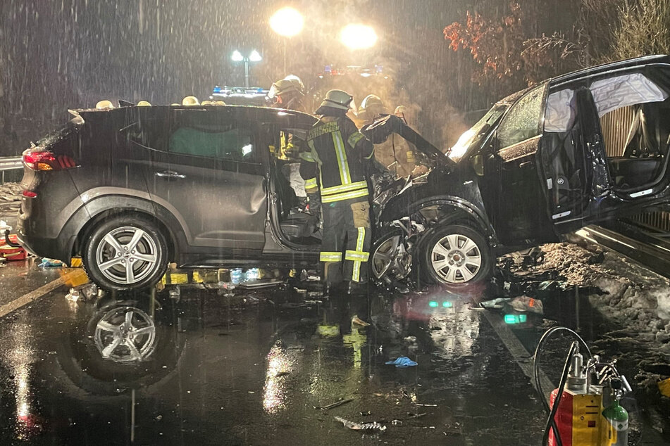 Drama auf Bundesstraße: Zwei Menschen sterben bei Frontal-Crash, fünf Schwerverletzte