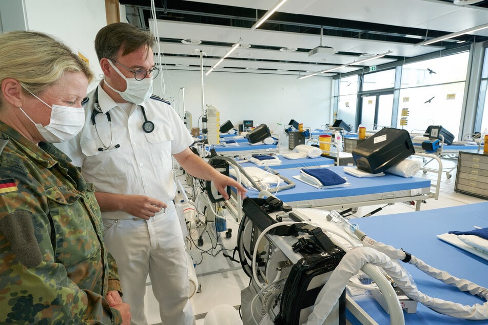 Für den Fall einer katastrophalen Steigerung der Zahl schwerkranker Corona-Infizierten ist im Bundeswehrzentralkrankenhaus eine Reserve mit zusätzlichen Notfallbetten mit Beatmungsgeräten für 20 Patienten eingerichtet worden. (Archivbild)