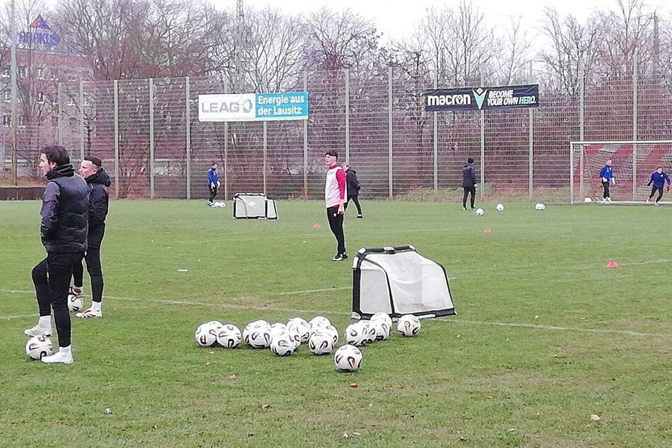 Pelzer (weißes Leibchen) in der ersten Spielform direkt im Einsatz.