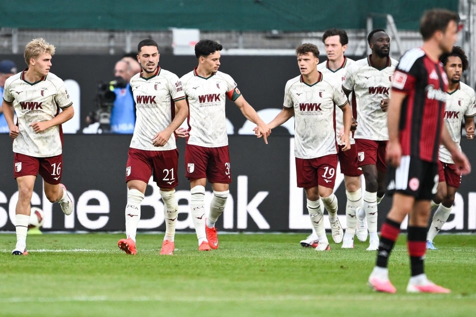 Der FC Augsburg hat Eintracht Frankfurt zum Start in die zweite Halbzeit überrannt und bei den Hessen einen Auswärtssieg eingefahren.