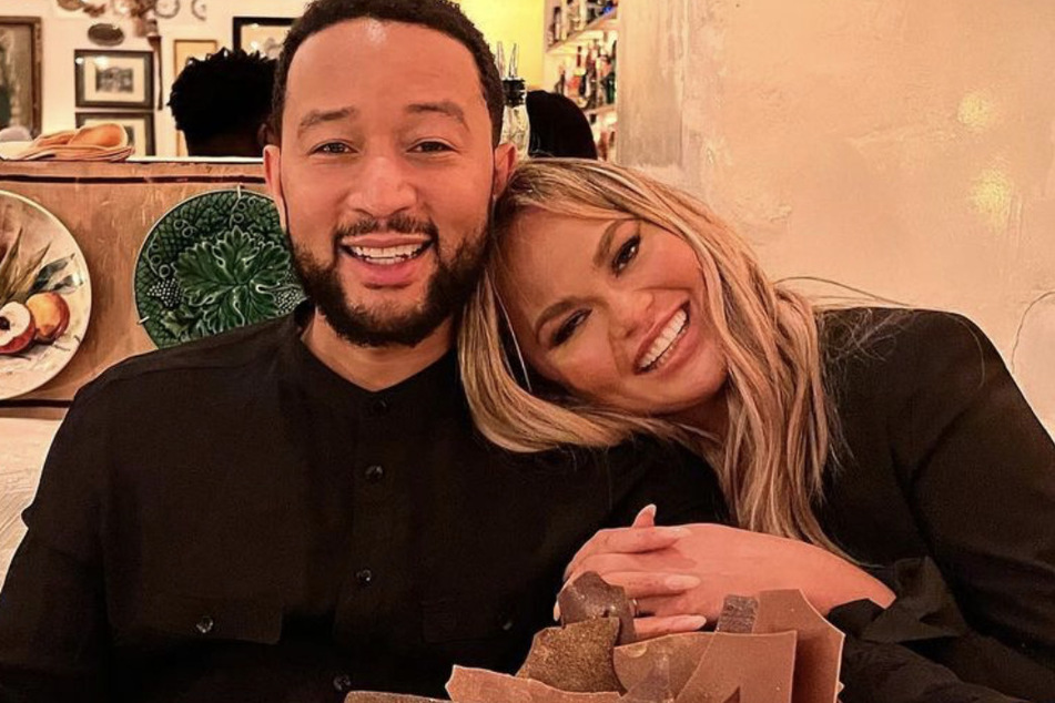 Chrissy Teigen (r.) has shared that she finished her latest IVF treatments, one year after she and John Legend suffered a heartbreaking pregnancy loss.