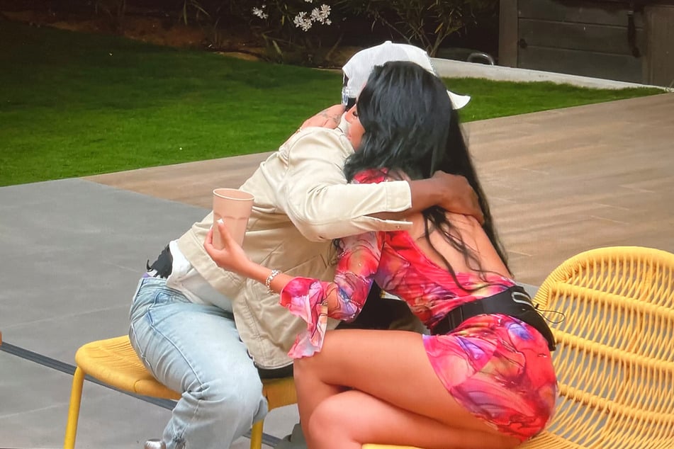 Jonathan (24) und Melinas (26) Verbindung in der Villa wird immer emotionaler.