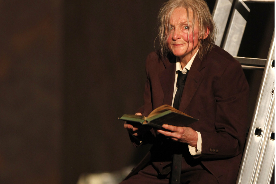 Katharina Matz als Faust probt im Januar 2009 im Thalia Theater in Hamburg das Theaterstück "Urfaust" von Johann Wolfgang von Goethe. (Archivbild)