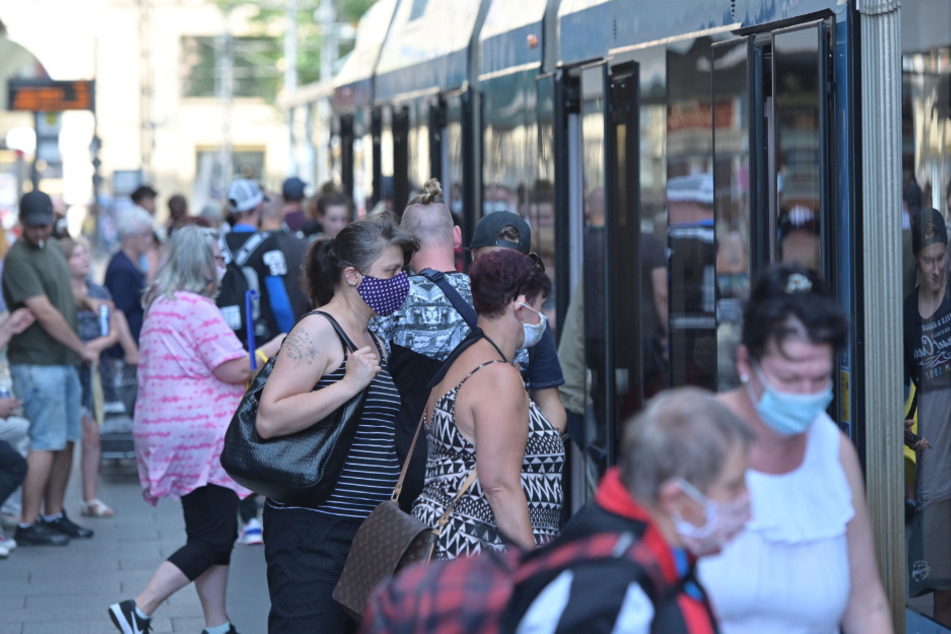 Sie halten sich dran: Bislang respektieren die Chemnitzer mehrheitlich die Maskenpflicht in den öffentlichen Verkehrsmitteln.