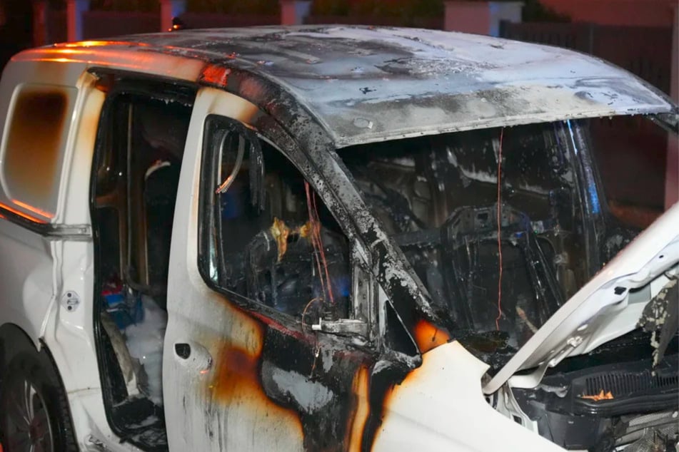 Mehrere Fahrzeuge brannten aus. (Archivfoto)