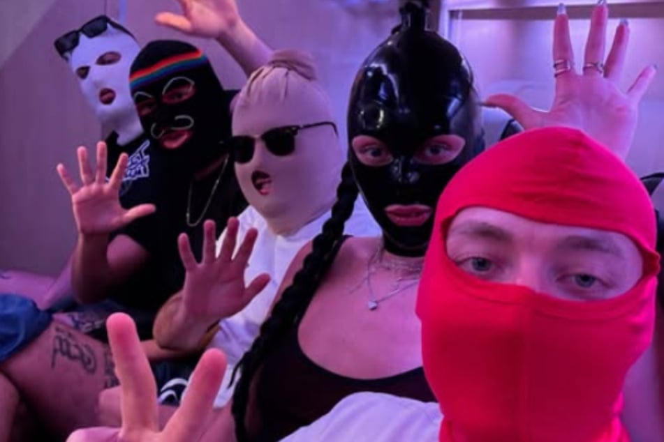 Die Mitglieder der Berliner Rapgruppe "Tiefbasskommando" von vorn nach hinten: "MC Kneipenkrieger", "Shoki287", "Double G", "Don Juan" und "Eisberg". Letzterer ist ab sofort nicht mehr Teil von "TBK".