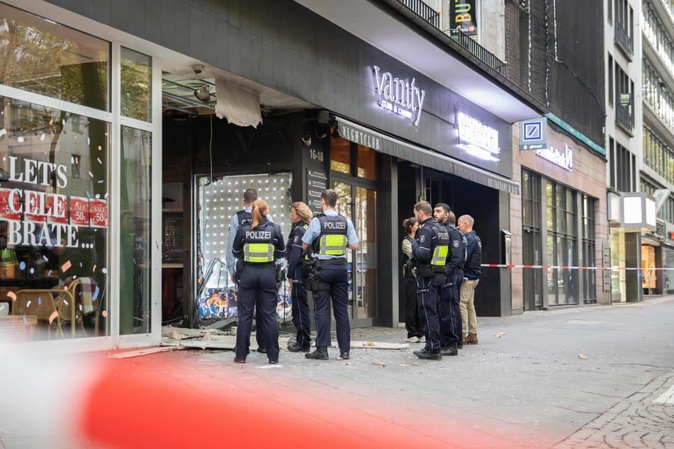 Die Polizei hat den Bereich um den Einsatzort auf dem Hohenzollernring weiträumig abgesperrt.