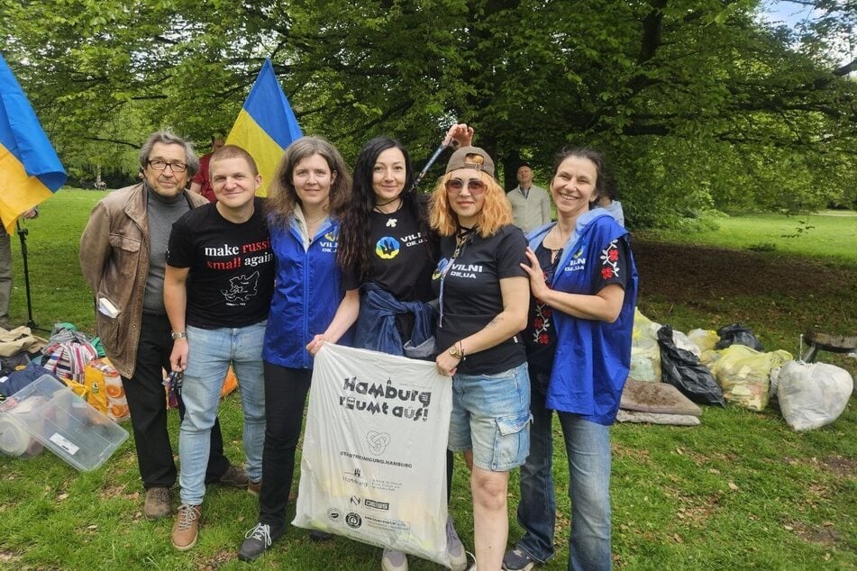 Gemeinsam im Stadtpark aufräumen: Ukrainer und Deutsche setzten am Wochenende in Hamburg ein Zeichen für mehr Zusammenhalt.