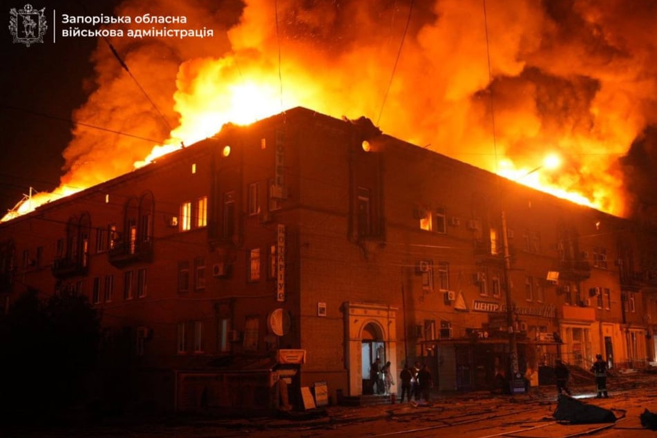 Ukraine-Krieg: Russische Luftangriffe setzen Wohnblock in Flammen