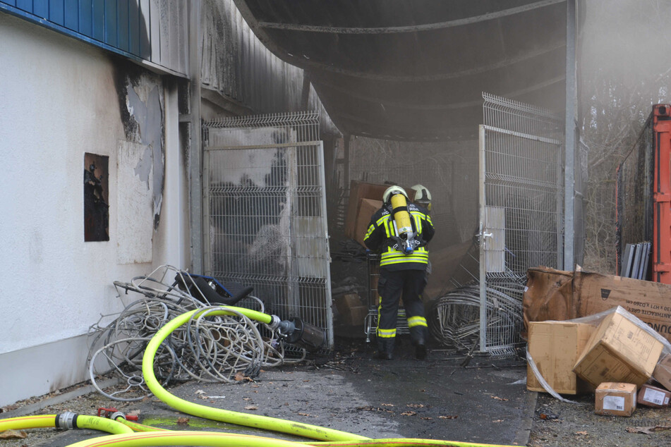 Die Kameraden der Feuerwehr mussten ein brennendes Außenlager löschen, in dem Möbel gelagert wurden.