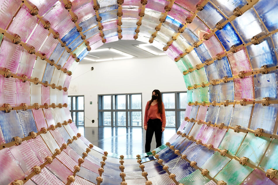 Eine Künstlerin schaut sich die 26 Quadratmeter große Sternenkarte auf 192 Glasplatten "Prototyp zur Rückführung von Himmelskörpern" von Daniel Janik in der Galerie der Gegenwart in der Hamburger Kunsthalle an.